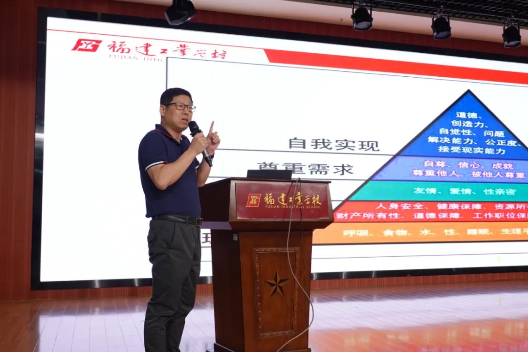 <a href=http://www.mitutoyo-qf.cn/school-357/ target=_blank class=infotextkey>福建工業(yè)學(xué)校</a>召開2021-2022學(xué)年第二學(xué)期班主任德育工作研討會