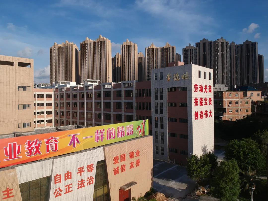 <a href=http://www.mitutoyo-qf.cn/school-399/ target=_blank class=infotextkey>晉江華僑職業(yè)中專學(xué)校</a>